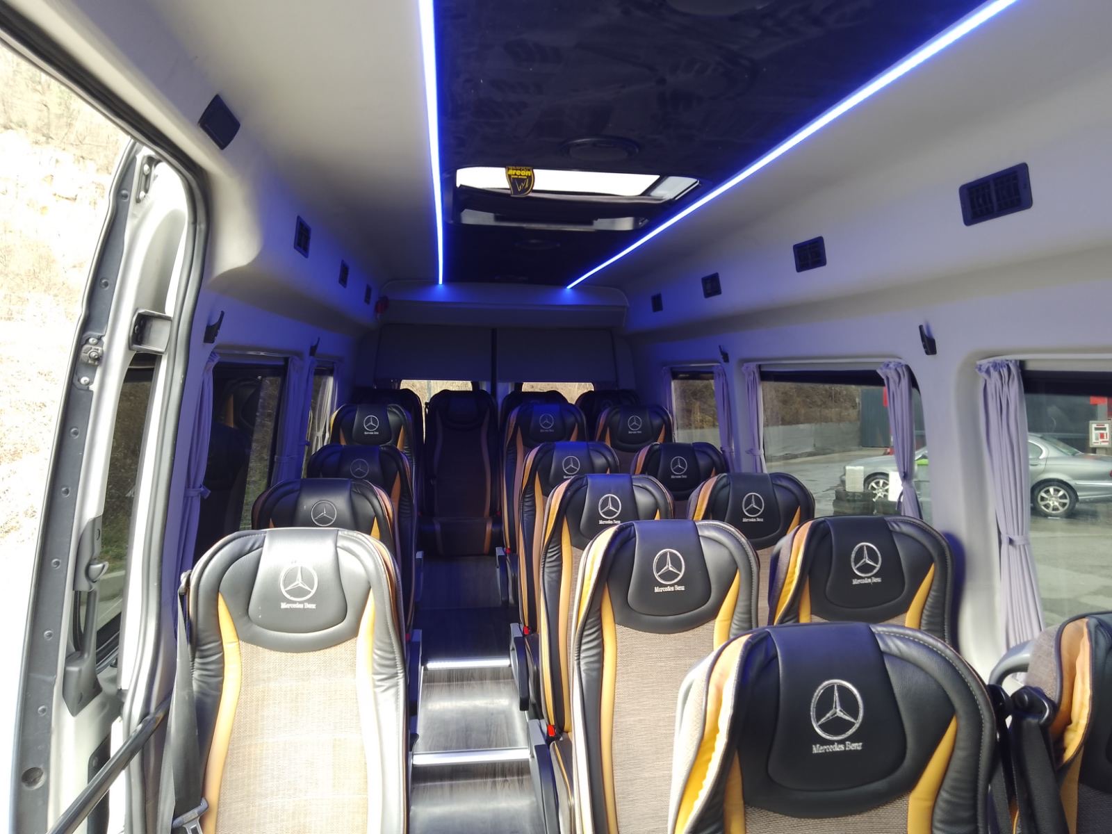 Unutrašnjost minibusa sa LED osvetljenjem