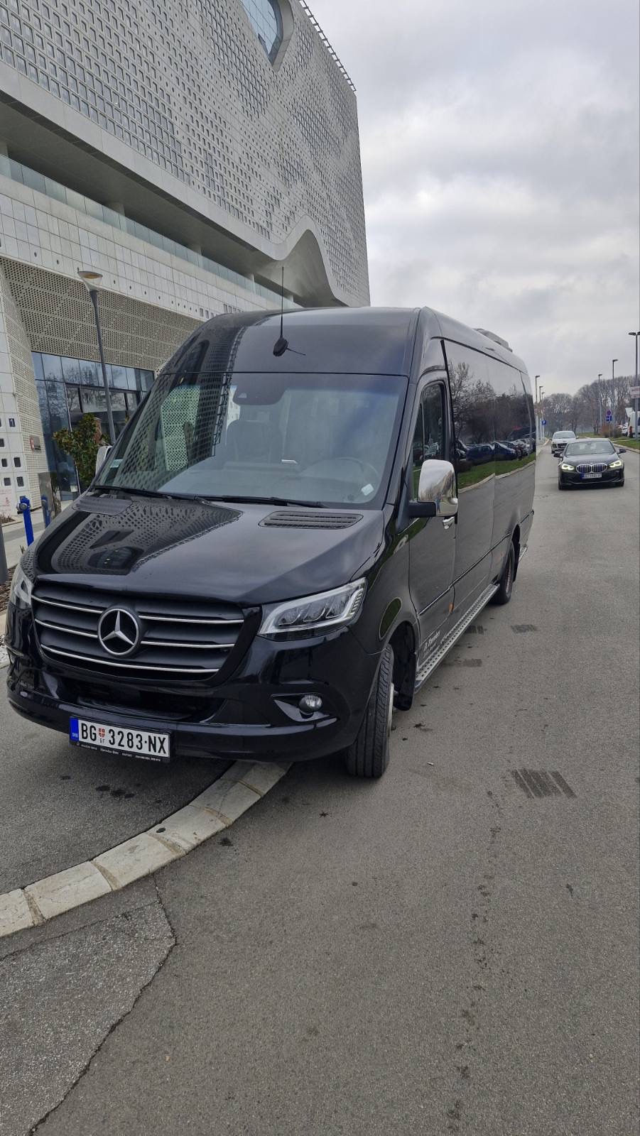Crni Mercedes-Benz Sprinter spreda